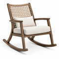 Mecedora de madera con respaldo de ratán y cojines beige