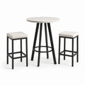 Conjunto de bar con mesa redonda de terrazzo y taburetes de metal y tela beige